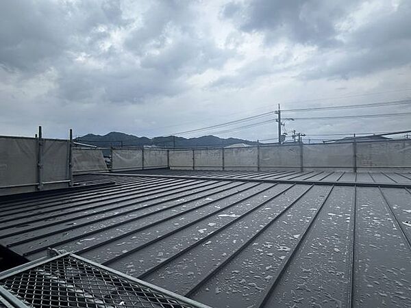 【リフォーム中】母屋の屋根はガルバリウム鋼板で上張りを行いました。