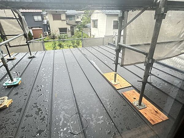 【リフォーム中】下屋の屋根もガルバリウム鋼板で上張りを行いました。