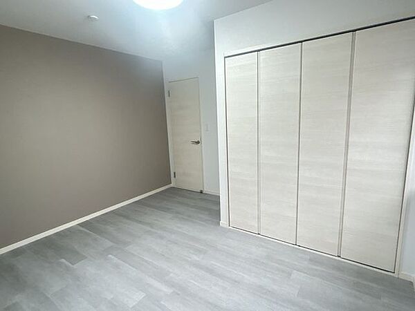 【リフォーム中】2階の洋室です。洋服が十分に収納できるクローゼットもございます。