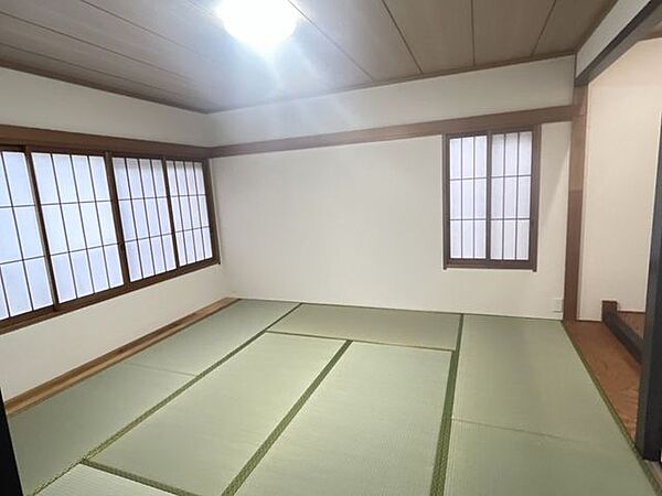 【リフォーム中】2階のも和室があり、畳の表替え、クロス張替え、照明交換を行いました。