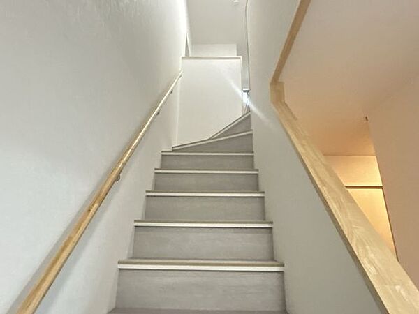 【リフォーム中】階段です、階段にもフロアタイルを上張りしております。