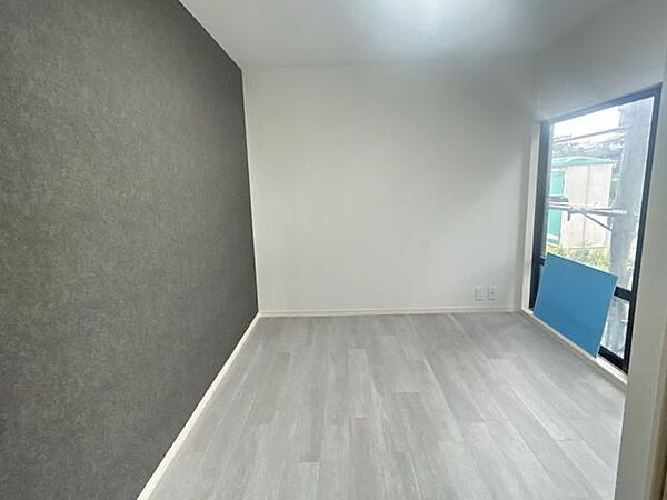 【リフォーム中】玄関入ってすぐ右側の洋室です。5.5帖で収納がついています。床はフロアタイル貼り、クロスを張替えております。