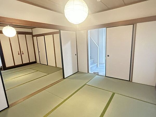 【リフォーム中】一階には和室の続き間がございます。畳を表替えし、壁天井クロス張替え照明交換をおこなっております。