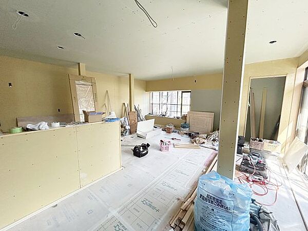 【リフォーム中】続き間の和室は拡張して20.5帖のリビングにリフォームします。床はフロア張替え、壁天井はクロス張替えを行います。