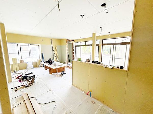 【リフォーム中】続き間の和室は拡張して20.5帖のリビングにリフォームします。床はフロア張替え、壁天井はクロス張替えを行います。