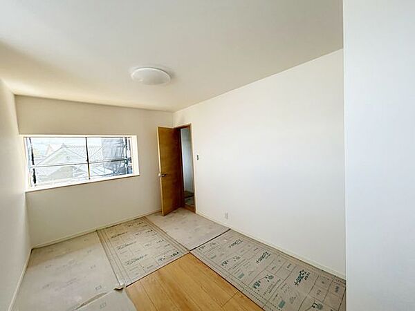 【リフォーム中】2階7帖洋室です。床はフロア上張り、壁天井はクロス張替えを行います。照明器具や配線器具も新品交換します。
