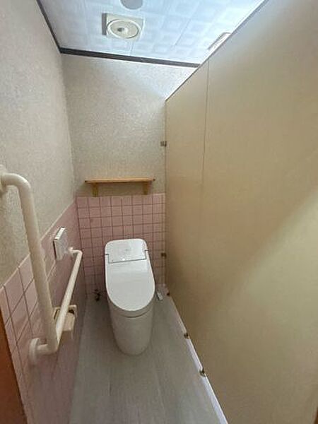 1階トイレになります。ハウスクリーニングをしてお引渡しいたします。