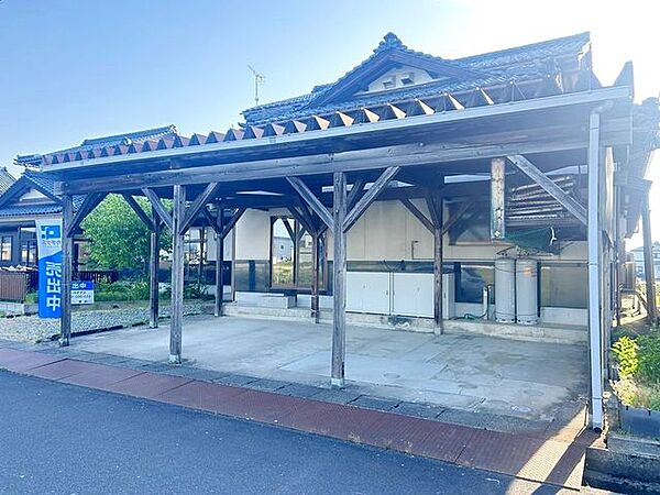 屋根付きの駐車場になります。普通車3台駐車可能です。