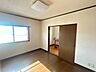 室内：2階洋室になります。ハウスクリーニングをしてお引渡しいたします。