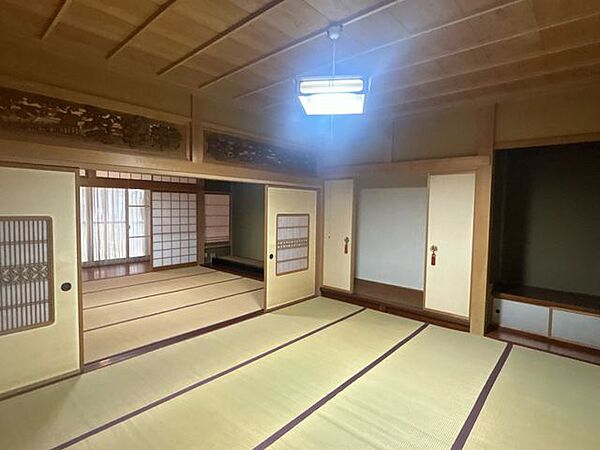 1階10畳の和室です。隣の和室と続き間になっており、合わせて20畳になります。