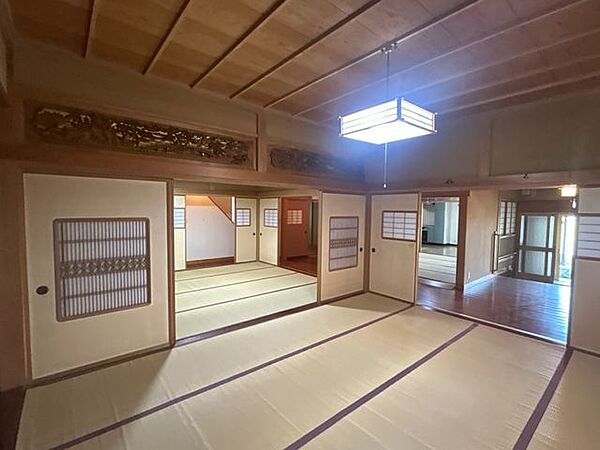 1階10畳の和室です。隣の和室と続き間になっており、合わせて20畳になります。