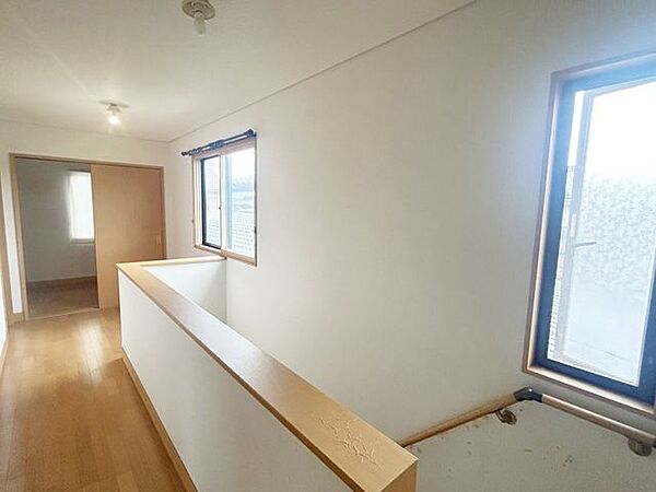 【リフォーム中】2階廊下になります。クロス張替え、照明交換を行います。