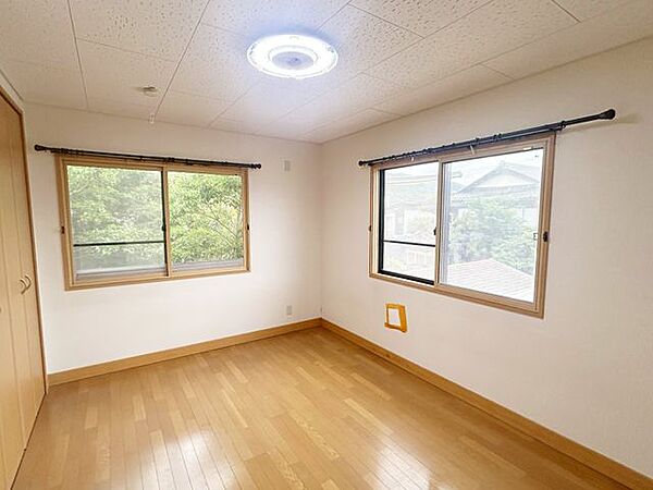 【リフォーム中】2階の7帖洋室になります。クロス張替え、照明交換を行います。