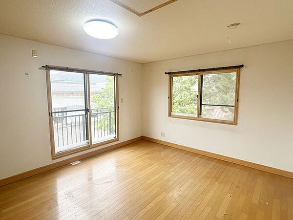 【リフォーム中】2階9.5帖の洋室になります。クロス張替え、照明交換を行います。