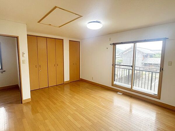 【リフォーム中】2階9.5帖の洋室になります。クロス張替え、照明交換を行います。