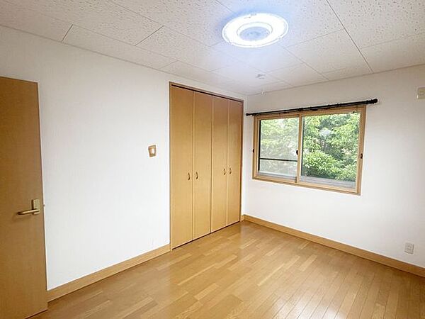 【リフォーム中】2階の7帖洋室になります。クロス張替え、照明交換を行います。
