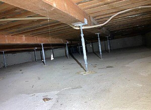 中古住宅の3大リスクである、雨漏り、主要構造部分の欠陥や腐食、給排水管の漏水や故障を2年間保証します。その前提で床下まで確認の上でリフォームし、シロアリの被害調査と防除工事もおこないます。