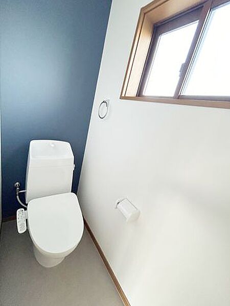 【リフォーム済】トイレは、ジャニス製トイレを新設しました。クロス張替え、クッションフロア張りを行いました。