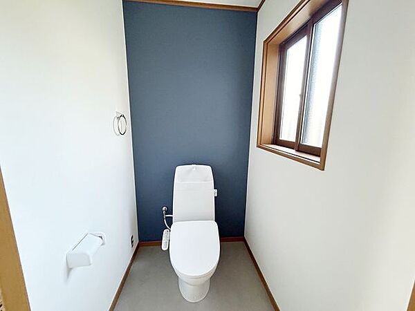 【リフォーム済】トイレは、ジャニス製トイレを新設。クロス張替え、クッションフロア張りを行いました。
