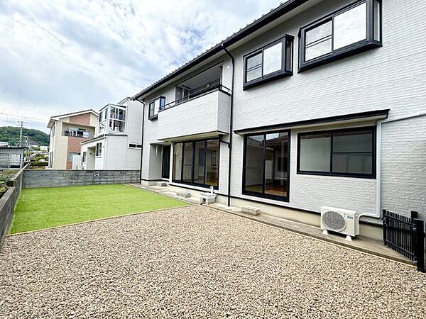 【リフォーム済】お庭です。半分を人工芝、半分を砕石で施工いたしました。