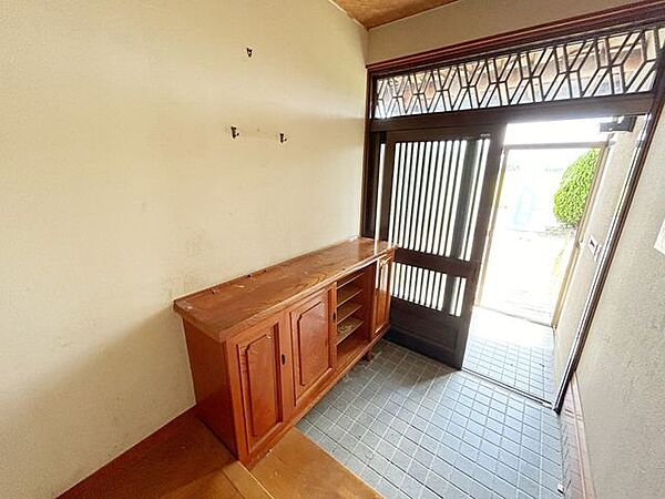 【リフォーム中】玄関扉は引き違いタイプの新品に入れ替えます。ポーチタイルは30センチ角の新品に張り替えます。