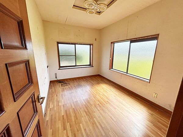 【リフォーム中】1階6帖洋室です。床はフローリング張り、壁天井クロスの張替えを行います。