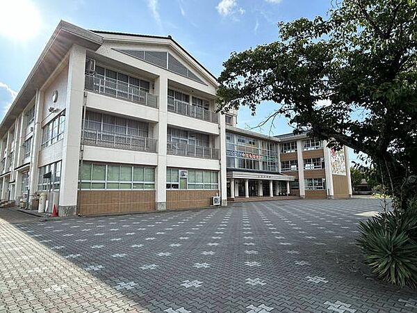 鯖江市立吉川小学校まで1220ｍ（徒歩約16分）です。