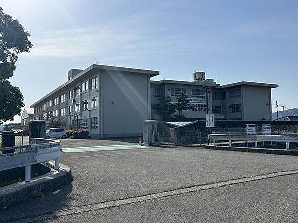 鯖江市立鯖江中学校まで2600ｍ（徒歩約33分）です。