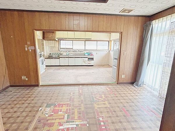 【リフォーム中】約17.5帖のリビングとなります。対面式のキッチンに新品交換し、床のフローリング上張り、壁天井はクロス張りになります。