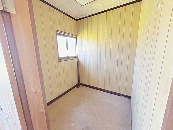 【リフォーム中】約2畳の納戸です。床のフローリングの上張り、壁天井はクロス張り、建具の交換も行います。