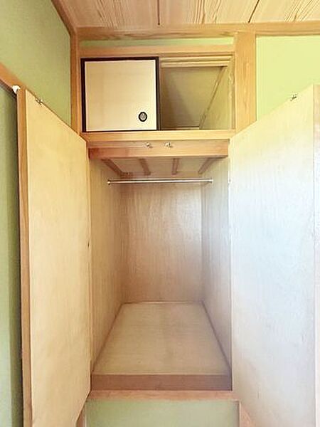 【リフォーム中】2階6帖の和室は洋室に変更します。床のフローリング上張り、壁天井はクロス張り、建具の交換も行います。
