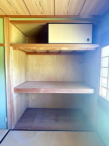 【リフォーム中】2階6帖の和室は洋室に変更します。床のフローリング上張り、壁天井はクロス張り、建具の交換も行います。