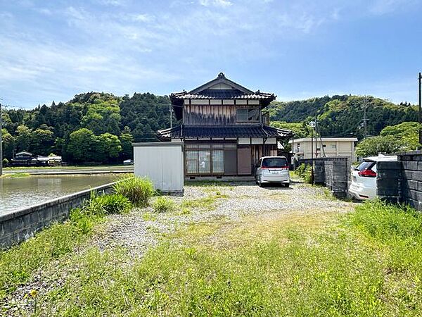 【リフォーム中】駐車場です。4台以上止めることができます。お庭としてもいかがでしょうか。