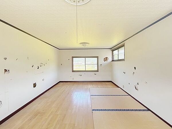 【リフォーム中】2階12畳洋室です。床のフローリング上張り、壁天井はクロス張り、建具の交換を行います。