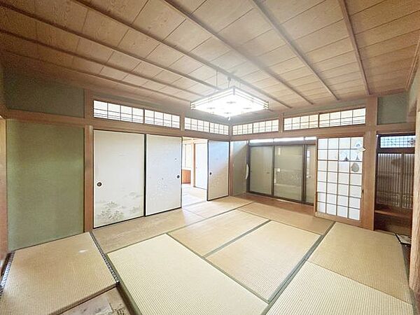 【リフォーム中】1階和室は2部屋つながっており広々しています。