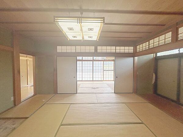 【リフォーム中】1階和室は2部屋つながっており広々しています。
