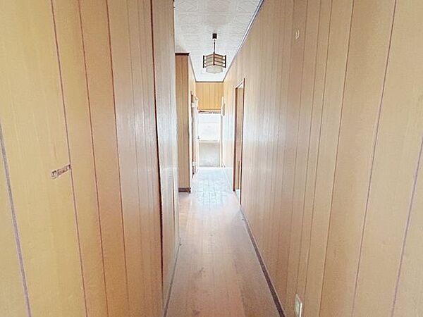 【リフォーム中】1階廊下になります。壁はクロス張り、床はフロア上張りを行います。
