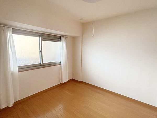 【リフォーム中】洋室です。クロス張替え、フロアタイル重張り、照明交換を行います。