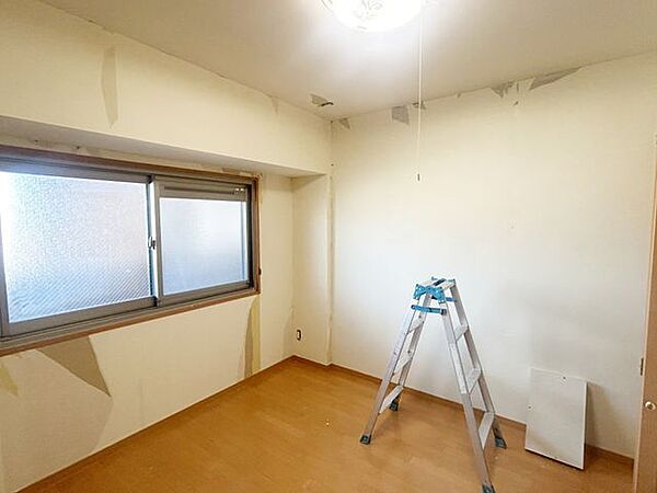 【リフォーム中】洋室です。クロス張替え、フロアタイル重張り、照明交換を行います。