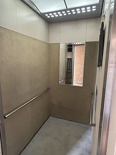 エレベーター内部