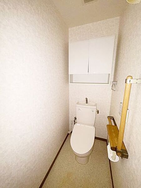 【リフォーム中】トイレは新品交換。クロス、クッションフロアの張替えを行います。