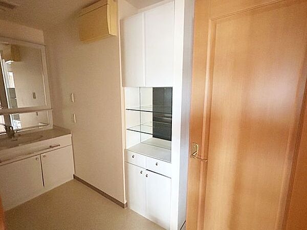 【リフォーム中】洗面脱衣所です。洗面台は新品交換、クロス、クッションフロアは張替えを行います。