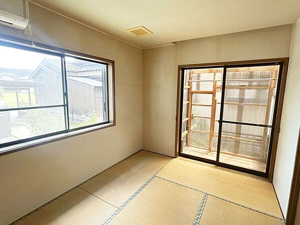 【リフォーム中】1階ダイニング横の和室はリビングに変更します。キッチンは対面キッチンに変更。床はフロアタイル上張り、壁天井はクロス張替えを行います。