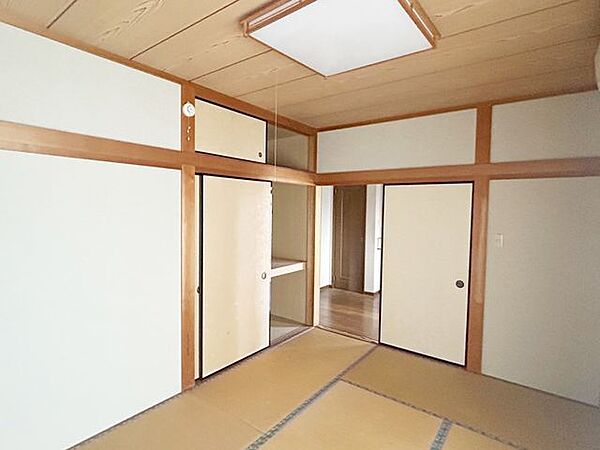 【リフォーム中】1階和室になります。畳の表替え、クロス張替えを行います。