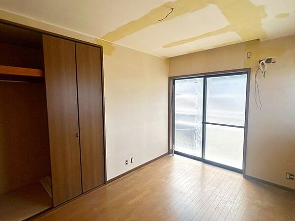 【リフォーム中】2階7.5帖洋室になります。床はフロアタイル上張り、壁天井はクロス張替えを行います。