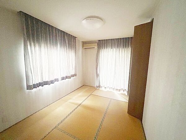 【リフォーム中】2階6帖和室になります。床はフロアタイル上張り、壁天井はクロス張替えを行います。