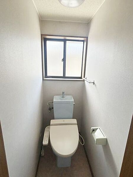 【リフォーム中】2階トイレになります。トイレは、ジャニス製トイレを新設予定。クロス張替え、クッションフロア張りを予定しております。