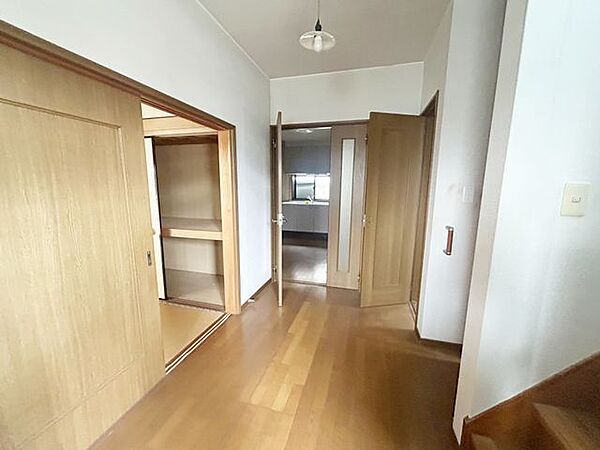 【リフォーム中】1階廊下です。床はフロアタイル上張り、壁天井はクロス張替えを行います。