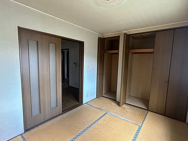 【リフォーム中】1階ダイニング横の和室はリビングに変更します。キッチンは対面キッチンに変更。床はフロアタイル上張り、壁天井はクロス張替えを行います。