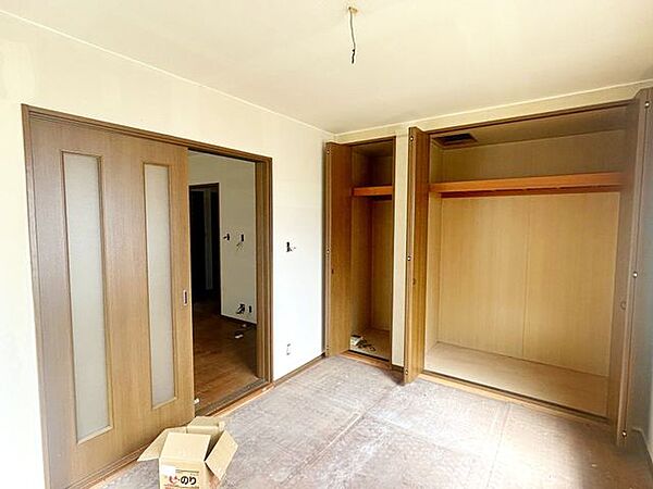 【リフォーム中】1階ダイニング横の和室はリビングに変更します。床はフロアタイル上張り、壁天井はクロス張替えを行います。
